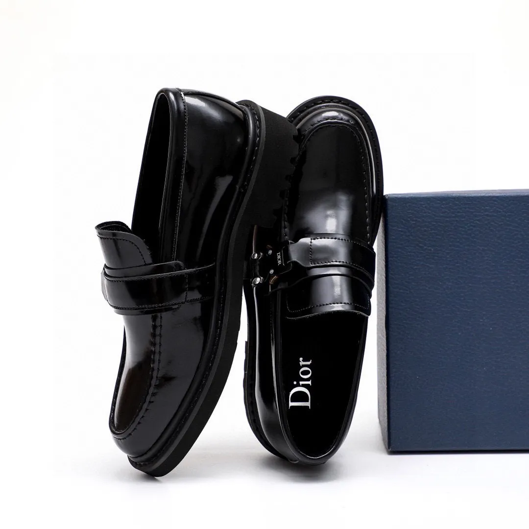 P680 💐《Dior》Dior 🇮🇹🇮🇹Counter synchronization Top purchasing agent🔍🔍Men 2⃣️0⃣️2⃣️5⃣️Business leather shoes Original open-edge beads imported from Italy, fully imported cowhide leather lining, sole: original TPU outsole, exclusive movable molded sole, super comfortable, original factory follow-up goods, 🔍🔍high quality, you can enter and leave the counter at will, welcome to compare. Regular code 39-44 (38.45🉑️customized)
